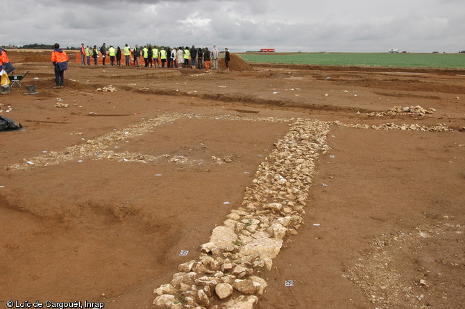 Une visite des personnels de la DREAL sur le chantier de  la petite contrée  à Allonnes (Eure-et-Loire). Un bâtiment antique construit au IIIe s. de notre ère, en cours de fouille, identifié comme un bâtiment agricole (peut-être une grange ou une étable). 