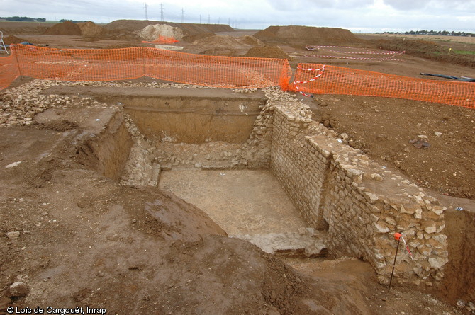 Vue générale d'une cave appartenant à un bâtiment construit au milieu du Ier s. de notre ère sur le chantier de  la petite contrée  à Allonnes (Eure-et-Loir), 2010. 