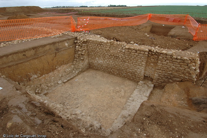 Vue générale d'une cave appartenant à un bâtiment construit au milieu du Ier s. de notre ère sur le chantier de  la petite contrée  à Allonnes (Eure-et-Loir), 2010. 