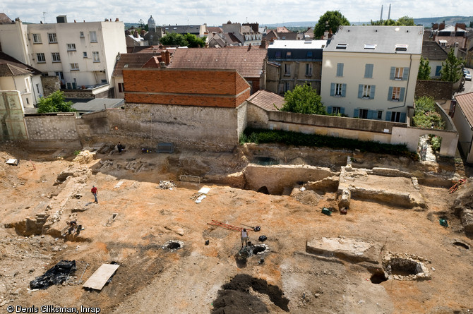 Fouille de l'ancien prieuré Sainte-Marie-Madeleine fondé dans la première moitié du XIIe siècle à Mantes-la-Jolie (Yvelines), 2009. 