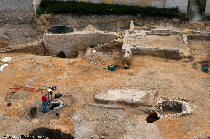 Vestiges de bâtiments médiévaux. Fouille du site de l'ancien prieuré Sainte-Marie-Madeleine, fondé dans la première moitié du XIIe s. à Mantes-la-Jolie (Yvelines), 2009.