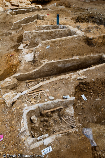 Alignement de sépultures le long du transept sud de l'église de l'ancien prieuré Sainte-Marie-Madeleine fondé dans la première moitié du XIIe siècle à Mantes-la-Jolie (Yvelines).  En 2009, des vestiges des bâtiments ont pu être mis au jour ainsi qu'un cimetière et un mobilier relativement important. 