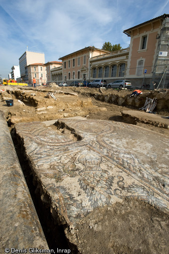 Mosa&iuml;que du Ve s., fouille de l'esplanade de la Major &agrave; Marseille, 2008.  Elle d&eacute;corait le sol du palais &eacute;piscopal. Au centre de l'image, on distingue une s&eacute;pulture, am&eacute;nag&eacute;e dans le sol du palais durant le Moyen &Acirc;ge. 