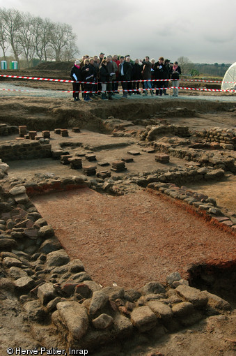   Visite des thermes de la villa des Alleux (Côtes-d'Armor) en 2005-2006.Au premier plan on reconnaît le frigidarium (la pièce réservée aux bains froids) et son pavement de couleur rouge. Au second plan apparaissent le tepidarium et le caldarium (les pièces de bains tièdes et chauds) reconnaissables aux piles d'hypocauste qui constituent leur système de chauffage.  