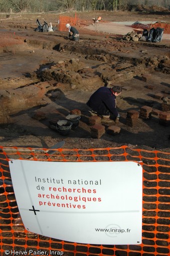 Fouille de la partie thermale de la villa gallo-romaine des Alleux (Côtes-d'Armor), 2005-2006.  Au second plan on reconnaît les piles d'hypocauste des pièces chauffées des thermes (tepidarium et caldarium). 