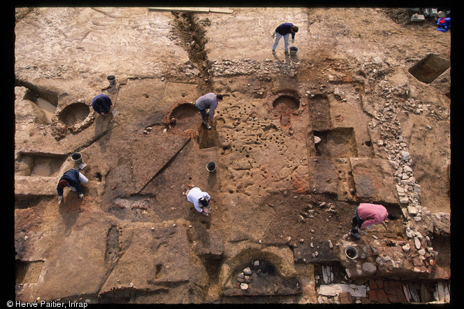 Vue verticale d'un atelier de verrier antique à Rennes (Ille-et-Vilaine), fin IIIe - début IVe s. de notre ère, 1996-1997.  Sur les trois fours circulaires mis au jour, deux seulement ont été utilisés (celui du milieu et celui de droite). 