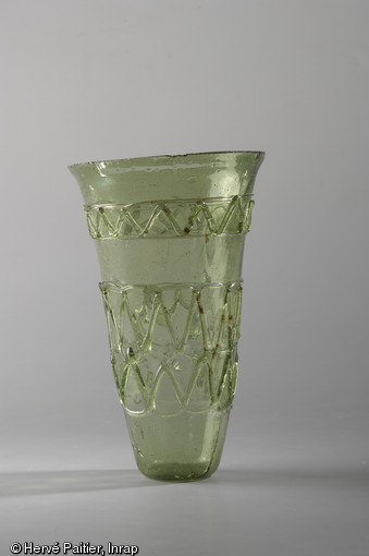 Gobelet en verre finement d&eacute;cor&eacute; d&eacute;couvert en 2006 dans une des tombes de la n&eacute;cropole de Saint-Marcel (Morbihan), Ve s. de notre &egrave;re. 