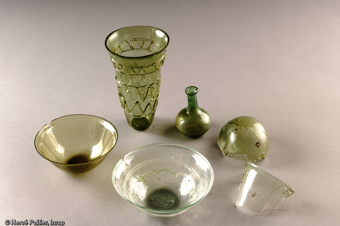 Ensemble de verres mis au jour dans une des s&eacute;pultures de la n&eacute;cropole de Saint-Marcel (Morbihan), Ve s. de notre &egrave;re, 2006. 
