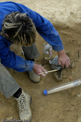 Consolidation et pr&eacute;l&egrave;vement d'une casserole en bronze mise au jour dans une des s&eacute;pultures de la n&eacute;cropole de Saint-Marcel (Morbihan), Ve s. de notre &egrave;re, 2006. 