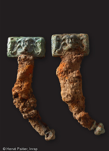 Deux clavettes de char en bronze provenant de la tombe d'Orval (Manche), 300-250 avant notre &egrave;re, 2006. Du char &agrave; deux roues, d&eacute;pos&eacute; entier dans la tombe, ne subsistent que des &eacute;l&eacute;ments li&eacute;s aux roues, aux liaisons entre l'essieu et la caisse et de rares passe-guides.  La tombe d'Orval est aujourd'hui un cas unique&nbsp;: la plus occidentale des &laquo;&nbsp;tombes &agrave; char&nbsp;&raquo; de la fin de La T&egrave;ne ancienne jamais trouv&eacute;e en Europe est aussi la seule de Gaule celtique &agrave; contenir des chevaux. 