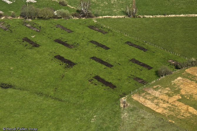 Tranchées de sondages archéologiques réalisées sur le tracé de la LGV Bretagne - Pays de la Loire, 2010. 