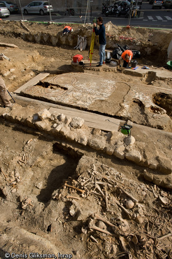 Au premier plan la fosse commune am&eacute;nag&eacute;e lors de la peste de 1720, fouille de l'esplanade de la Major &agrave; Marseille, 2008. 
