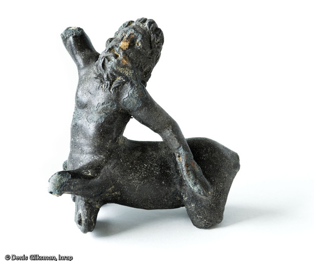 Centaure en bronze dat&eacute; du d&eacute;but de notre &egrave;re, fouille de la Perdriotais sur la commune de Ch&acirc;teaugiron (Ille-et-Vilaine), 2008.  Si le statut de l'habitat de la Perdriotais n'a pas encore pu &ecirc;tre d&eacute;fini, la d&eacute;couverte r&eacute;cente de cette statuette en bronze, de monnaies romaines et d'une vaisselle diversifi&eacute;e nous permet d'envisager la pr&eacute;sence d'une occupation importante. 