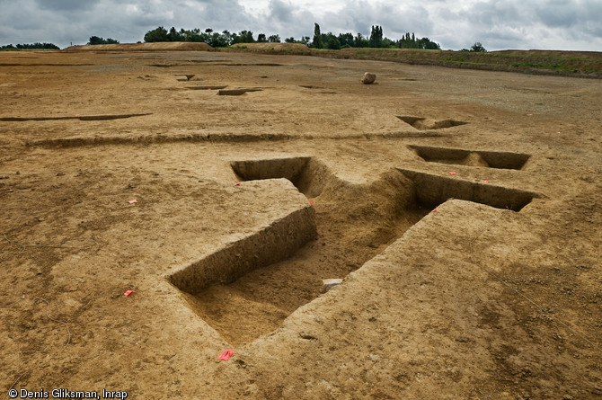 Vue de sondages effectu&eacute;s dans des foss&eacute;s du haut Moyen &Acirc;ge. Fouille du site de la Perdriotais sur la commune de Ch&acirc;teaugiron (Ille-et-Vilaine), 2008.  Aux alentours des VIe-IXe s., plusieurs unit&eacute;s d&rsquo;habitation et annexes agricoles se r&eacute;partissent au sein d&rsquo;enclos d&eacute;limit&eacute;s par des foss&eacute;s, respectant les parcellaires ant&eacute;rieurs. 