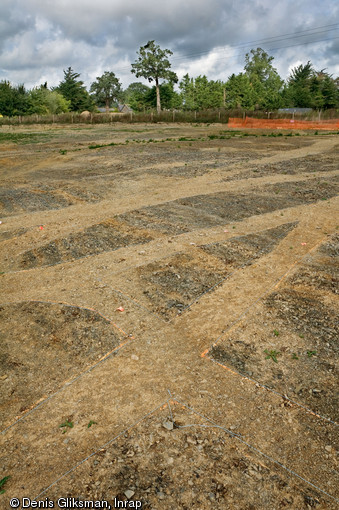 Traces des structures apr&egrave;s d&eacute;capage et avant la fouille du site de la Perdriotais sur la commune de Ch&acirc;teaugiron (Ille-et-Vilaine), 2008.  Ici les foss&eacute;s du haut Moyen &Acirc;ge : &agrave; l'int&eacute;rieur des espaces circonscrits s'organisent&nbsp; les unit&eacute;s d'habitation, mais aussi les activit&eacute;s domestiques et artisanales. 