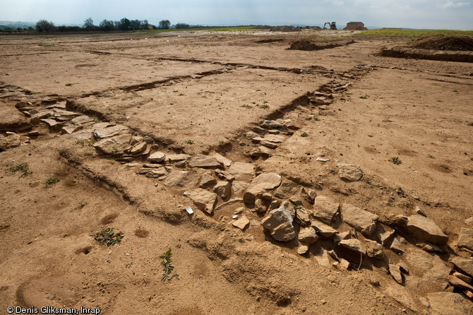 Fondations d'une villa datée du Haut Empire, fouille sur la commune de Carcassonne (Aude), 2009.  Les premiers éléments de la fouille montrent l'existence d'au moins deux états, dont le plus ancien daterait du début de l'ère d'Auguste, vers 27 avant notre ère. 