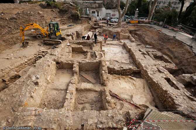 Vestiges de l'église du Saint-Esprit dans les jardins de l'Hôtel-Dieu. Fouille de l’Hôtel Dieu à Marseille, 2010.   L’Hôpital du Saint-Esprit, reconstruit à plusieurs reprises, cède la place à l’Hôtel-Dieu dans sa configuration actuelle, au XVIIIe s. Les anciens bâtiments seront démolis à la fin du XIXe s. avec la création des jardins. 