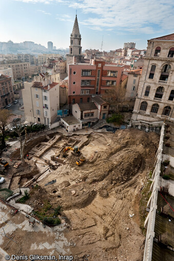 Vue aérienne du chantier de fouille de l'Hôtel-Dieu à Marseille, 2010.  Dans l’enceinte de l’Hôtel-Dieu, le diagnostic archéologique mené par l’Inrap en 2008 a montré que la succession des constructions modernes avait en grande partie fait disparaître les traces d’occupations antérieures. Seuls les jardins, situés en bas de pente, ont conservé des vestiges archéologiques relativement denses. 