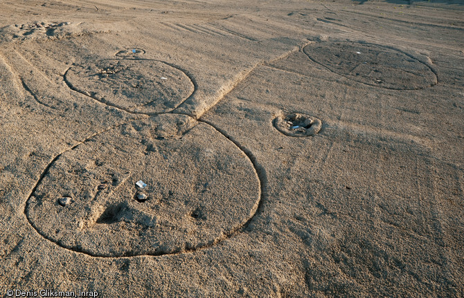 Réseau de fosses et trous de poteaux lié à un habitat protohistorique, VIe-Ve s. avant notre ère. Fouille du site de la Cougourlude à Lattes (Hérault), 2010.  Près de deux mille structures, foyers, silos et fosses diverses ont été identifiées sur le site. 