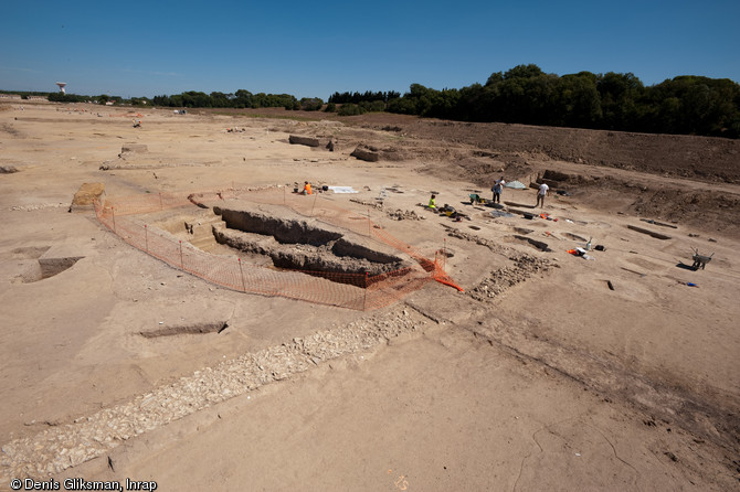 Nécropole du IVe s. de notre ère. Fouille du site de la Cougourlude à Lattes (Hérault), 2010.  Au IVe s., une petite nécropole se met en place autour d'un mausolée plus ancien déja en partie démantelé. 