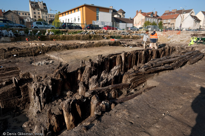 Pieux délimitant le canal desservant les tanneries du XIIIe s., fouille de l'Hôtel du Département à Troyes (Aube), 2010.  De l'eau claire est indispensable aux activités de tannerie : le canal y pourvoit et un système de vannage permet également le contrôle de la circulation de l'eau. 