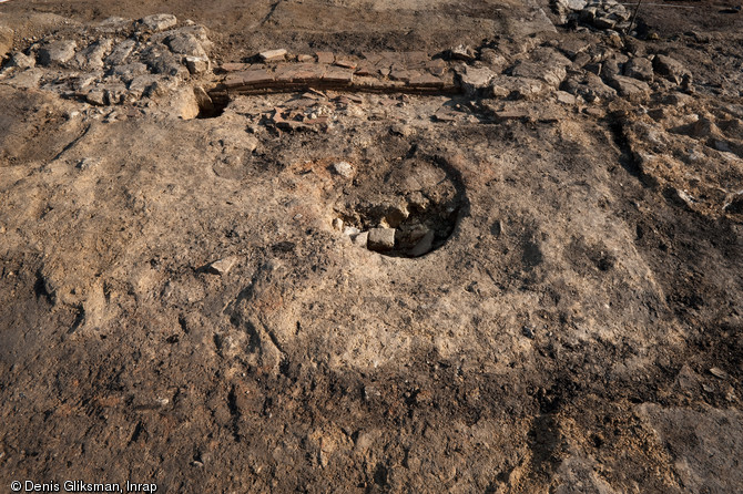 Sol et emplacement de cheminée d’une habitation de tanneur du XIVe s., fouille du site de l'Hôtel du Département à Troyes (Aube), 2010.