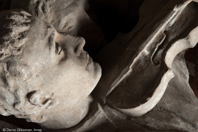 Bas-relief du pavillon soviétique présenté à Paris en 1937 à l'occasion de l'exposition internationale des Arts et Techniques de la Vie moderne, glacière du château de Baillet-en-France (Val-d'Oise), 2009.  Détail d'un musicien. Œuvres de Joseph Tchaïkov, ces reliefs représentent fileuses, tankistes, musiciens, enfants... 