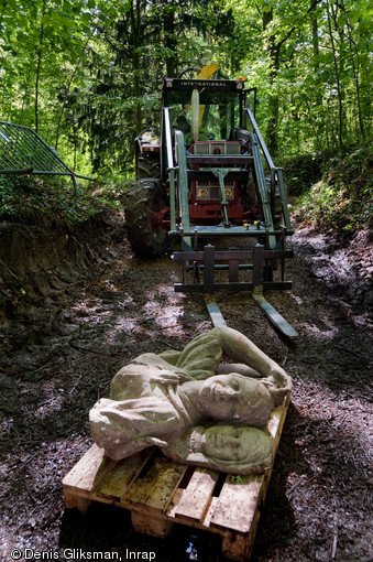 Déplacement d'un bas-relief du pavillon soviétique de l'exposition internationale des Arts et Techniques de la Vie moderne de 1937 (Paris), fouille de la glacière du château de Baillet-en-France (Val-d'Oise), 2009. 