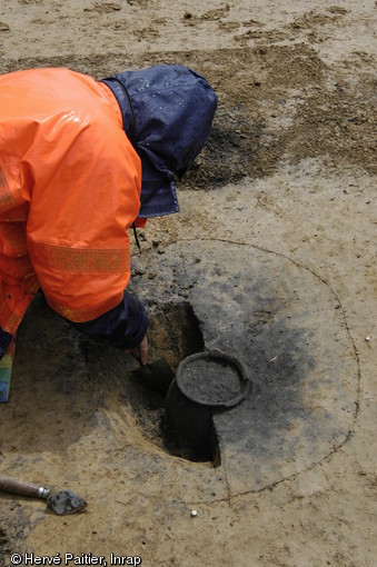 Fouille d'une urne cin&eacute;raire antique d&eacute;couverte lors du diagnostic de la zone commerciale de Pac&eacute; (Ille-et-Vilaine), 2006.