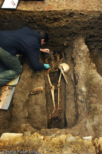S&eacute;pulture d'&eacute;poque moderne (XVe - XVIIe s.) en cours de fouille dans le couvent des Jacobins &agrave; Rennes (Ille-et-Vilaine), 2007.  Les nombreuses inhumations d&eacute;couverts lors des sondages confirment l'importance de ce lieu de p&egrave;lerinage d&eacute;di&eacute; &agrave; Notre-Dame-de-Bonne-Nouvelle.  