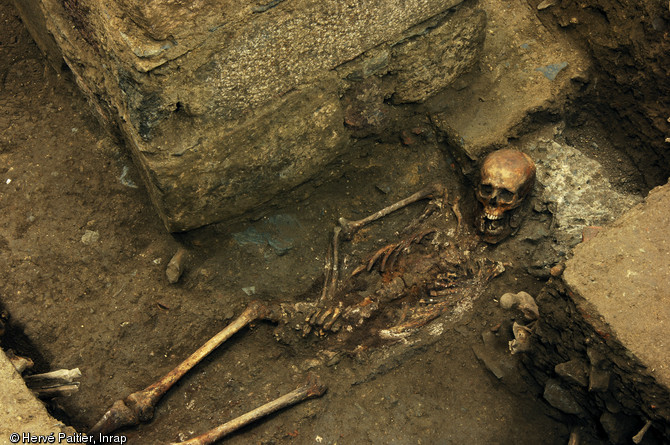 S&eacute;pulture d'&eacute;poque moderne (XVe - XVIIe s.) mise au jour &agrave; l'occasion d'un sondage effectu&eacute; dans le sol du couvent des Jacobins &agrave; Rennes (Ille-et-Vilaine), 2007.  Lieu de p&egrave;lerinage important depuis le Moyen &Acirc;ge, le couvent abrite un nombre important de s&eacute;pultures.