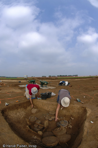 Plusieurs tombes aristocratiques de l'âge du fer (Tène) ont été fouillées en 2010 à Marquion,sur l'emplacement du futur canal Seine-Nord-Europe, contenant une grande quantité de céramiques et mobilier métallique.