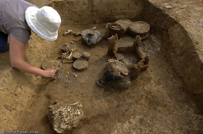 Plusieurs tombes aristocratiques de l'âge du fer (Tène) ont été fouillées en 2010 à Marquion,sur l'emplacement du futur canal Seine-Nord-Europe, contenant une grande quantité de céramiques et mobilier métallique.