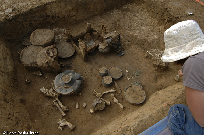 Plusieurs tombes aristocratiques de l'âge du fer (Tène) ont été fouillées en 2010 à Marquion,sur l'emplacement du futur canal Seine-Nord-Europe, contenant une grande quantité de céramiques et mobilier métallique.