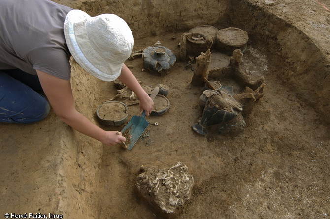 Plusieurs tombes aristocratiques de l'âge du fer (Tène) ont été fouillées en 2010 à Marquion,sur l'emplacement du futur canal Seine-Nord-Europe, contenant une grande quantité de céramiques et mobilier métallique.