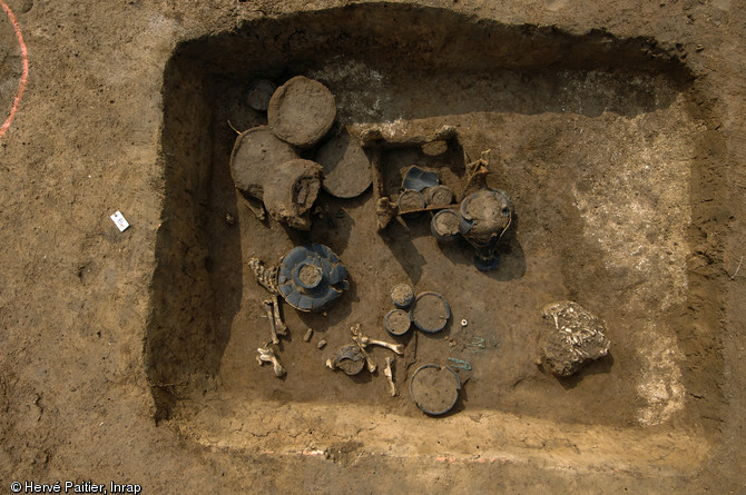 Plusieurs tombes aristocratiques de l'âge du fer (Tène) ont été fouillées en 2010 à Marquion,sur l'emplacement du futur canal Seine-Nord-Europe, contenant une grande quantité de céramiques et mobilier métallique.