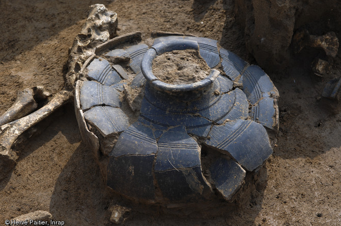 Plusieurs tombes aristocratiques de l'âge du fer (Tène) ont été fouillées en 2010 à Marquion,sur l'emplacement du futur canal Seine-Nord-Europe, contenant une grande quantité de céramiques et mobilier métallique.