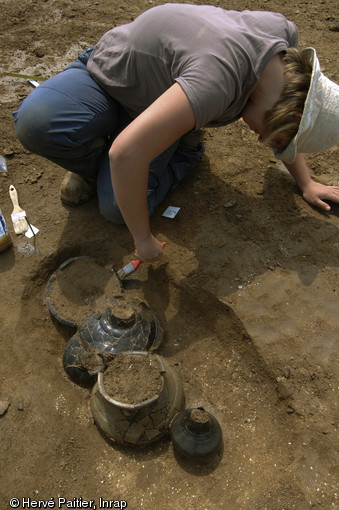 Plusieurs tombes aristocratiques de l'âge du fer (Tène) ont été fouillées en 2010 à Marquion,sur l'emplacement du futur canal Seine-Nord-Europe, contenant une grande quantité de céramiques et mobilier métallique.