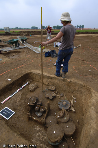 Plusieurs tombes aristocratiques de l'âge du fer (Tène) ont été fouillées en 2010 à Marquion,sur l'emplacement du futur canal Seine-Nord-Europe, contenant une grande quantité de céramiques et mobilier métallique.