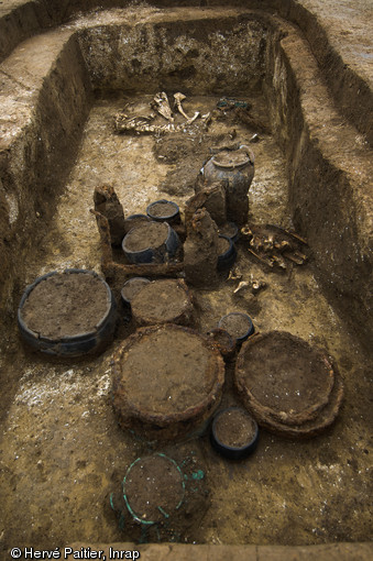 Plusieurs tombes aristocratiques de l'âge du fer (Tène) ont été fouillées en 2010 à Marquion,sur l'emplacement du futur canal Seine-Nord-Europe, contenant une grande quantité de céramiques et mobilier métallique.