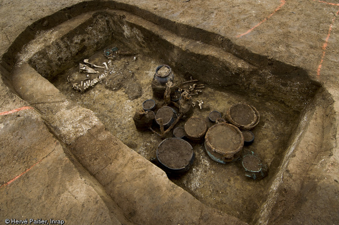 Plusieurs tombes aristocratiques de l'âge du fer (Tène) ont été fouillées en 2010 à Marquion,sur l'emplacement du futur canal Seine-Nord-Europe, contenant une grande quantité de céramiques et mobilier métallique.