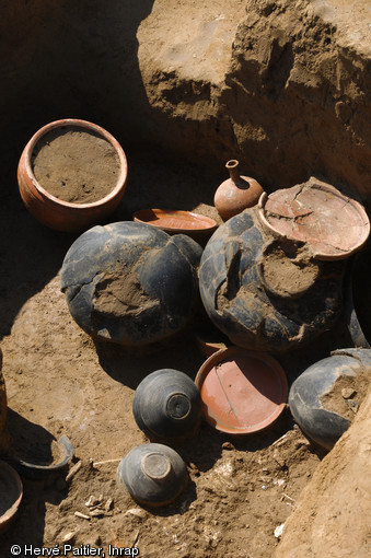 Détail du mobilier funéraire mis au jour dans une importante sépulture à incinération du dernier quart du Ier s. avant notre ère à Oisy-le-Verger (Pas-de-Calais) en 2010.  La sépulture contenait notamment une vingtaine de vases en terre cuite ainsi que de la vaisselle fine italique (sigillée arétine).