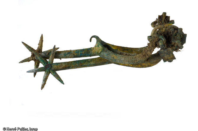 &Eacute;peron &agrave; double molettes provenant d'un d&eacute;p&ocirc;t enfoui vers la fin du XVe si&egrave;cle &agrave; l'entr&eacute;e du ch&acirc;teau de Roc'h Morvan (Finist&egrave;re), 2007.  A la fin du XVe s., le ch&acirc;teau est d&eacute;truit par le feu : de nombreux &eacute;l&eacute;ments d'armement (traits d'arbal&egrave;te, &eacute;perons...) y ont &eacute;t&eacute; exhum&eacute;s. Ces d&eacute;couvertes doivent &ecirc;tre mises en relation avec les guerres opposant le duch&eacute; de Bretagne au royaume de France. 