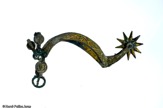 &Eacute;peron &agrave; molette provenant d'un d&eacute;p&ocirc;t enfoui vers la fin du XVe s. &agrave; l'entr&eacute;e du ch&acirc;teau de Roc'h Morvan (Finist&egrave;re), 2007.  Le ch&acirc;teau est un des th&eacute;&acirc;tres des guerres successives ayant oppos&eacute; le duch&eacute; de Bretagne au royaume de France &agrave; la fin du XVe s. 