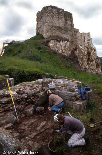L'entr&eacute;e du ch&acirc;teau de Roc'h Morvan (Finist&egrave;re) en cours de fouille, 2007.  La citadelle (&eacute;rig&eacute;e au XIIIe s. sur les ruines d'un logis ant&eacute;rieur mal connu) qui domine la vall&eacute;e de l'Elorn est d&eacute;truite par le feu &agrave; la fin du XVe s. au cours des guerres opposant le duch&eacute; de Bretagne au royaume de France : un abondant mobilier militaire de l'&eacute;poque y a &eacute;t&eacute; mis au jour. 
