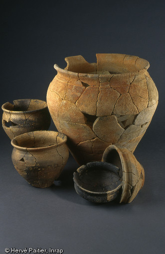 Vase de stockage, pots et &eacute;cuelles de la T&egrave;ne finale, mis au jour &agrave; Thorign&eacute;-Fouillard (Ille-et-Vilaine), 2006.