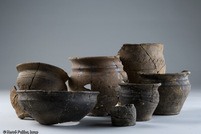 Ensemble c&eacute;ramique gaulois, IIIe-Ier s. avant notre &egrave;re, ferme de Vitr&eacute; (Ille-et-Vilaine), 2006.  Des r&eacute;cipients de stockage ainsi que de la vaisselle composent cet ensemble : les formes retrouv&eacute;es sont typiques du bassin rennais. Dans tout les cas, un grand soin a &eacute;t&eacute; apport&eacute; au traitement des surfaces, quelle que soit la fonction du vase. 