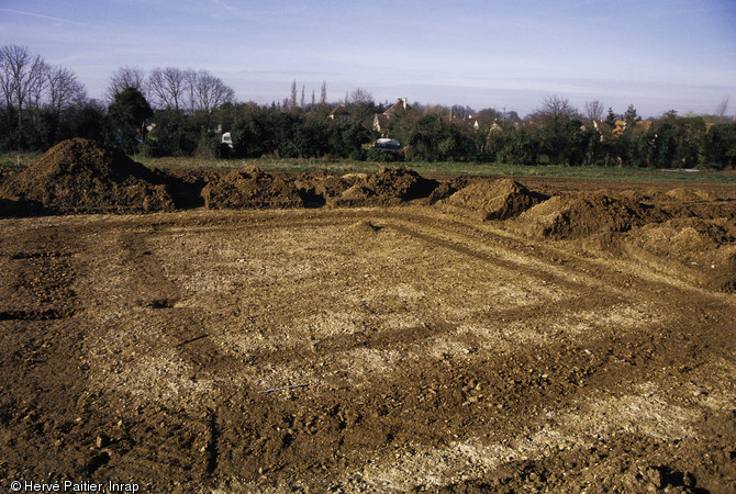 Monument fun&eacute;raire de la n&eacute;cropole d'Eterville (Calvados), 2007.  Utilis&eacute;e du VIe jusqu'au IIIe s. avant notre &egrave;re, la n&eacute;cropole d'Eterville illustre la continuit&eacute; des pratiques fun&eacute;raires et cultuelles d'un site de la plaine de Caen. 