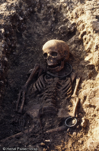 la n&eacute;cropole d'Eterville (Calvados) illustre la continuit&eacute; des pratiques  fun&eacute;raires et cultuelles d'un site de la Plaine de Caen pendant pr&egrave;s de 300 ans (VIe - IIIe s. avant J.-C.). 