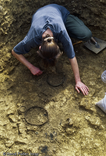 La n&eacute;cropole d'Eterville (Calvados) illustre la continuit&eacute; des pratiques fun&eacute;raires et cultuelles d'un site de la Plaine de Caen pendant pr&egrave;s de 300 ans (VIe - IIIe s. avant J.-C.). 